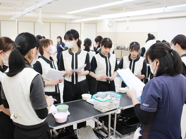 ２年生のカラーリング実習☆～Ｂクラス～